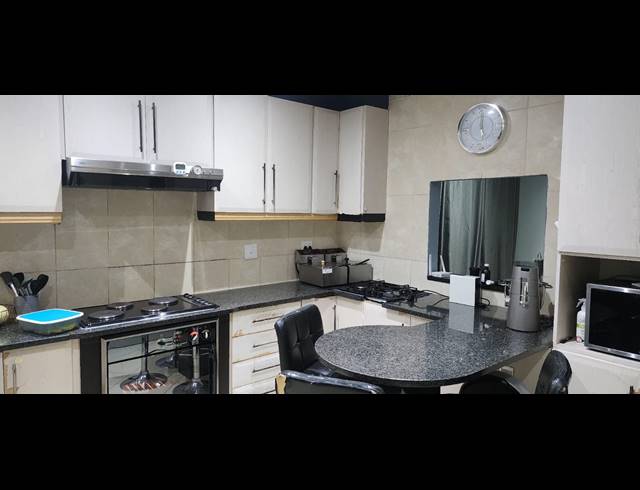 6 BEDROOM HOUSE FOR SALE IN ZINNIAVILLE